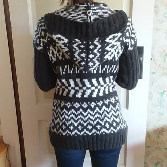 Long sweater with hood - Picture 3 of 5